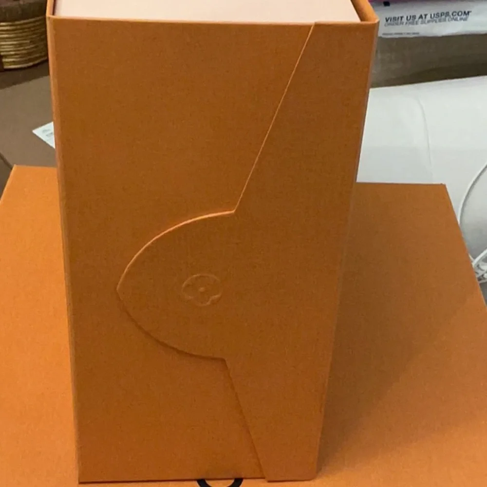 Authentic LOUIS VUITTON Super Large magnetic  Pull on Box 12x12x6